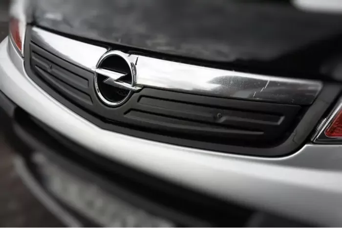 Зимова накладка на решітку (верхня) V2 Opel Vivaro 2001-2015 рр.
